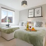 Detached House In Brooklands - Prime Location - Driveway Parking, Self-Check-In, Fast Wifi And Smart Tv By Yoko Property