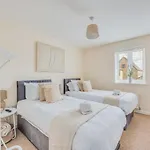 Detached House In Brooklands - Prime Location - Driveway Parking, Self-Check-In, Fast Wifi And Smart Tv By Yoko Property