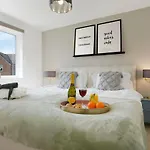 Detached House In Brooklands - Prime Location - Driveway Parking, Self-Check-In, Fast Wifi And Smart Tv By Yoko Property