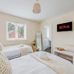 Detached House In Brooklands - Prime Location - Driveway Parking, Self-Check-In, Fast Wifi And Smart Tv By Yoko Property