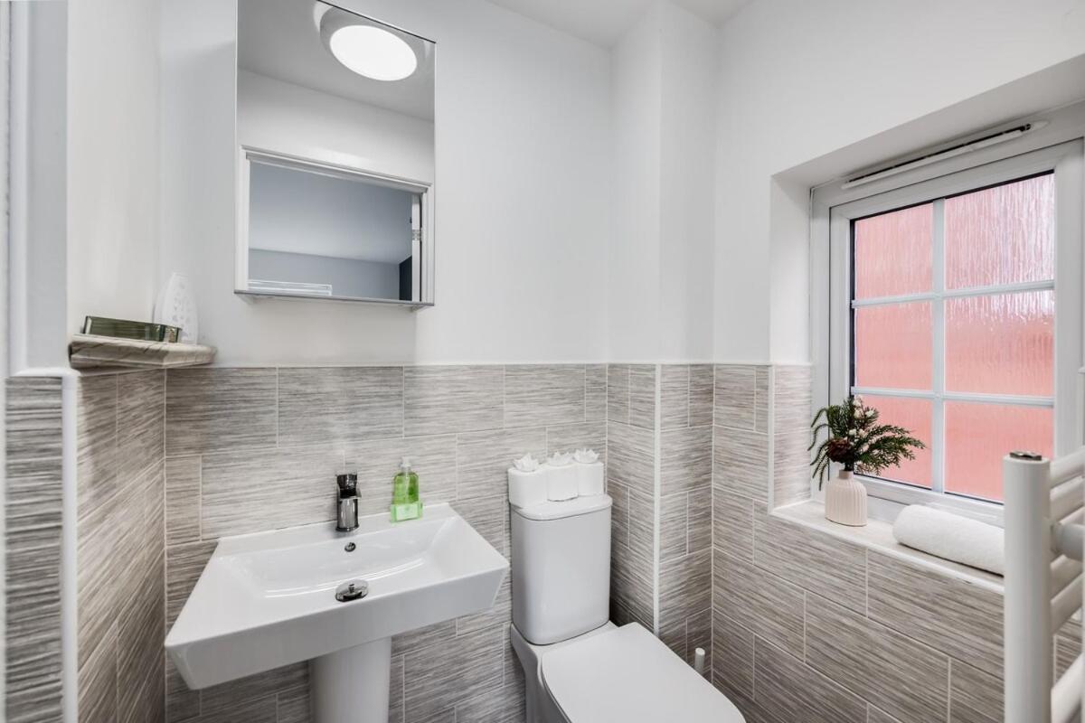 Detached House In Brooklands - Prime Location - Driveway Parking, Self-check-in, Fast Wifi And Smart Tv By Yoko Holiday home