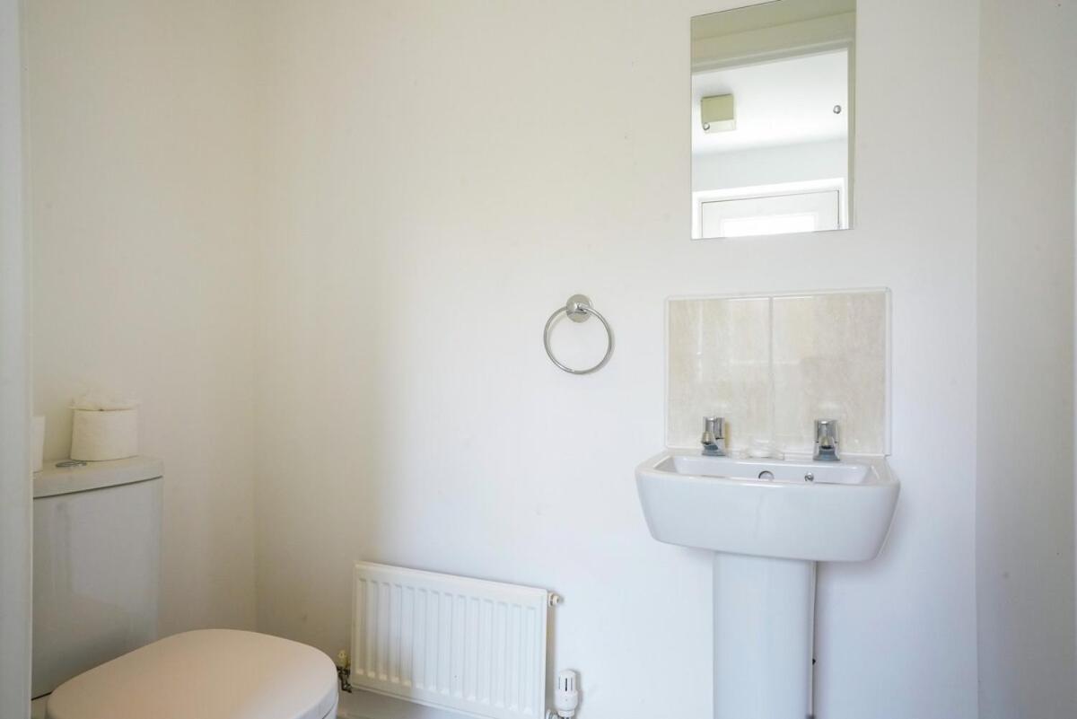 Detached House In Brooklands - Prime Location - Driveway Parking, Self-check-in, Fast Wifi And Smart Tv By Yoko *