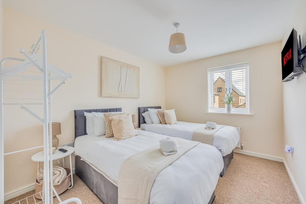 Detached House In Brooklands - Prime Location - Driveway Parking, Self-check-in, Fast Wifi And Smart Tv By Yoko Milton Keynes