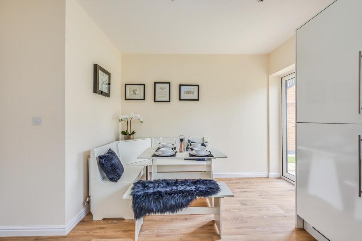 Holiday home Detached House In Brooklands - Prime Location - Driveway Parking, Self-check-in, Fast Wifi And Smart Tv By Yoko