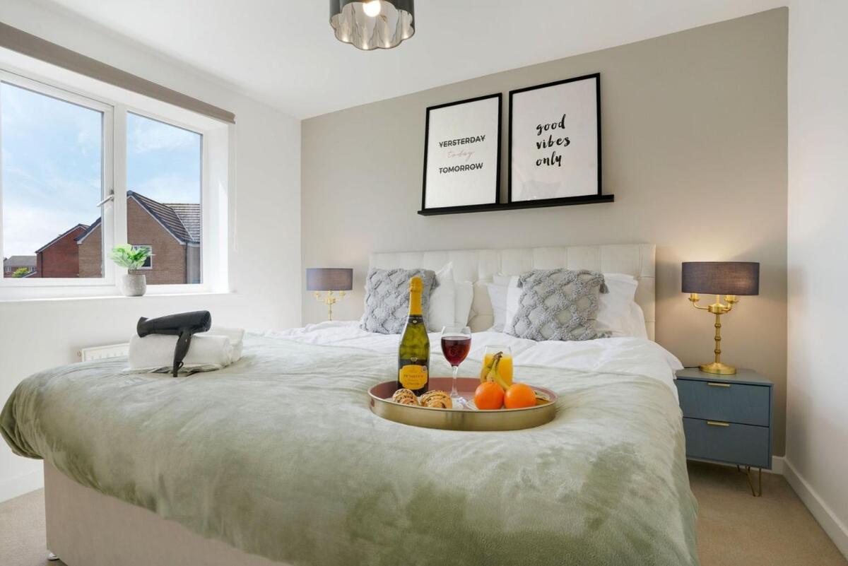 Detached House In Brooklands - Prime Location - Driveway Parking, Self-check-in, Fast Wifi And Smart Tv By Yoko Holiday home *