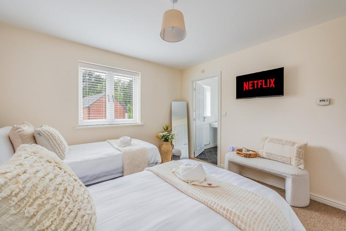 Holiday home Detached House In Brooklands - Prime Location - Driveway Parking, Self-check-in, Fast Wifi And Smart Tv By Yoko *