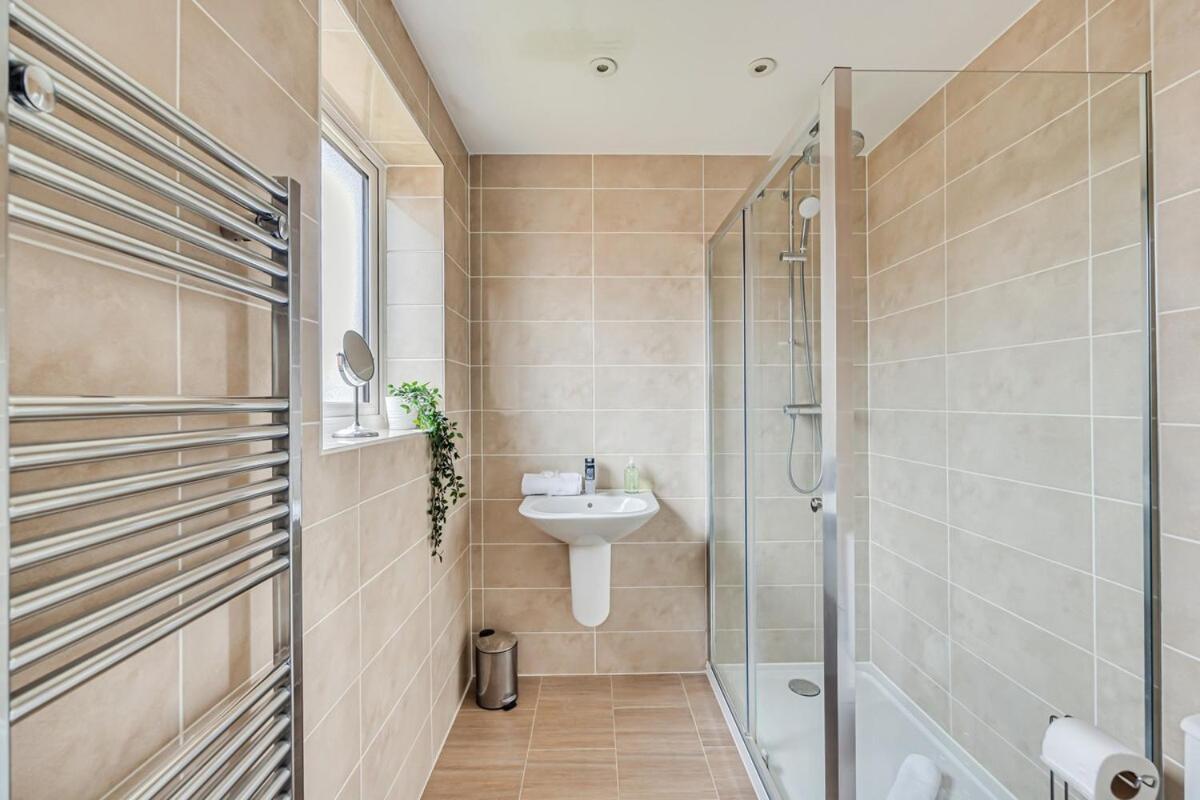 Holiday home Detached House In Brooklands - Prime Location - Driveway Parking, Self-check-in, Fast Wifi And Smart Tv By Yoko Milton Keynes