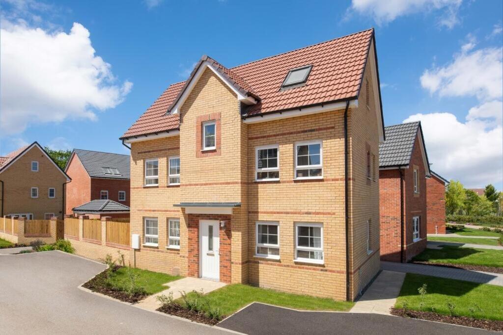 Detached House In Brooklands - Prime Location - Driveway Parking, Self-check-in, Fast Wifi And Smart Tv By Yoko