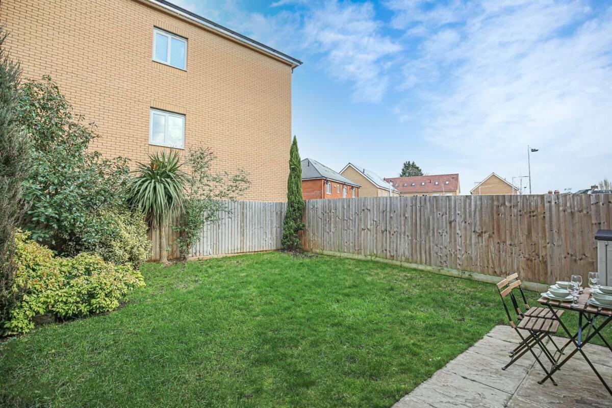 Detached House In Brooklands - Prime Location - Driveway Parking, Self-check-in, Fast Wifi And Smart Tv By Yoko Holiday home