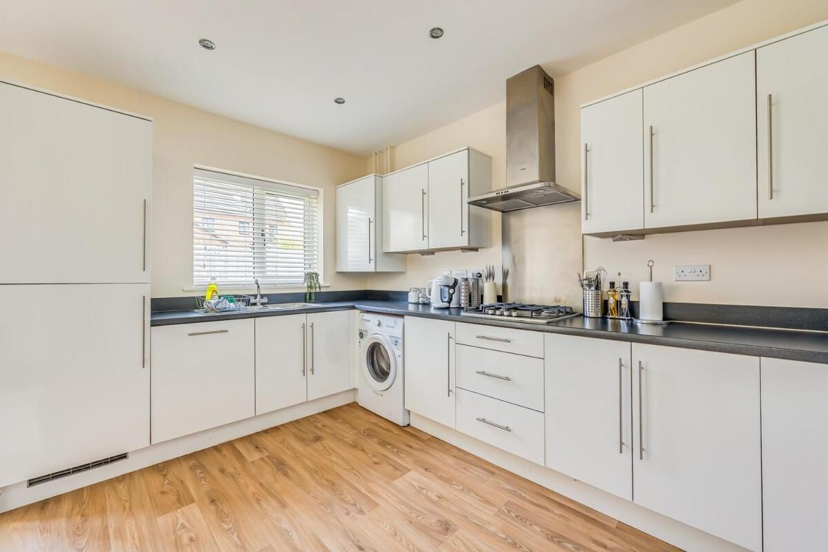 Holiday home Detached House In Brooklands - Prime Location - Driveway Parking, Self-check-in, Fast Wifi And Smart Tv By Yoko