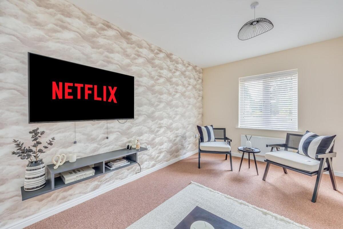 Detached House In Brooklands - Prime Location - Driveway Parking, Self-check-in, Fast Wifi And Smart Tv By Yoko Holiday home *