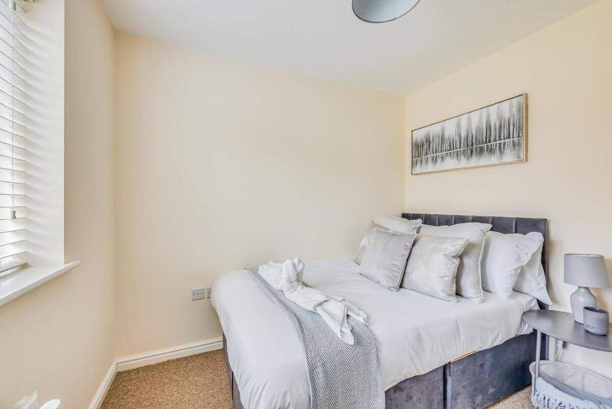 Holiday home Detached House In Brooklands - Prime Location - Driveway Parking, Self-check-in, Fast Wifi And Smart Tv By Yoko *