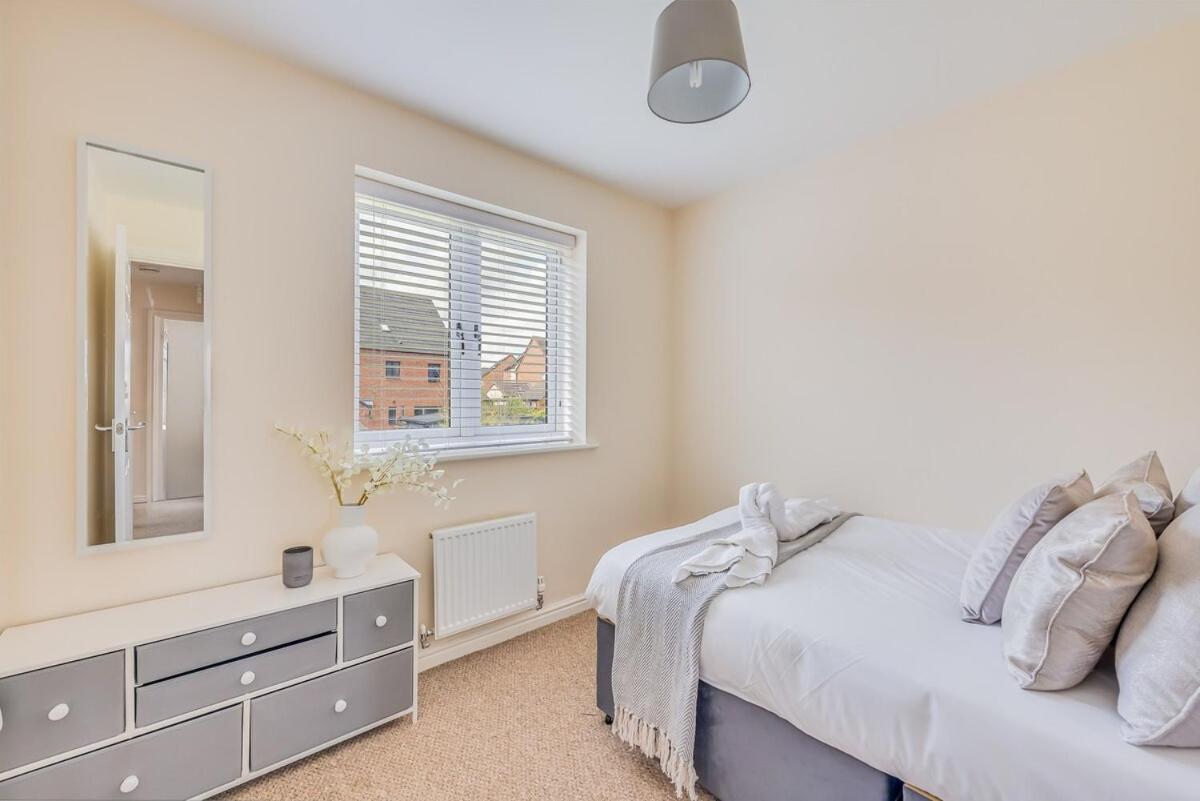 Detached House In Brooklands - Prime Location - Driveway Parking, Self-check-in, Fast Wifi And Smart Tv By Yoko Holiday home Milton Keynes