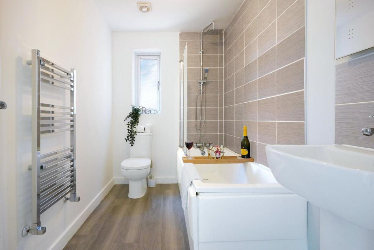 Detached House In Brooklands - Prime Location - Driveway Parking, Self-check-in, Fast Wifi And Smart Tv By Yoko