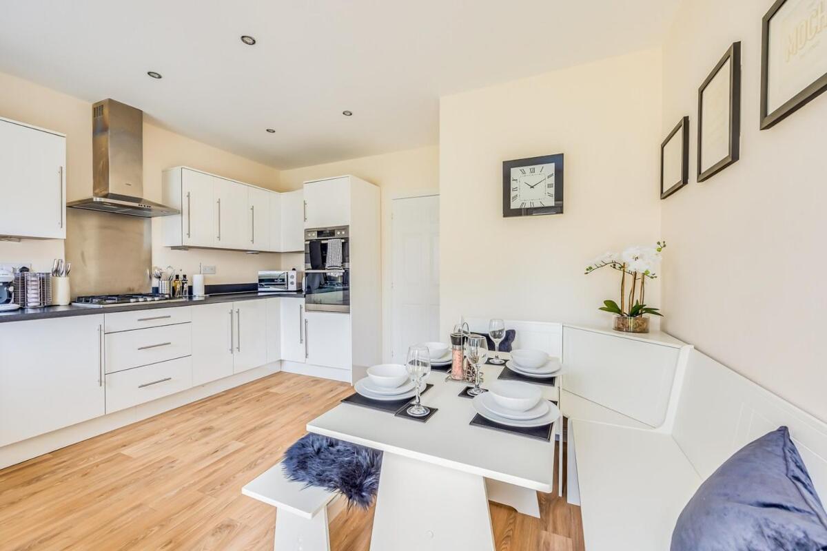 Detached House In Brooklands - Prime Location - Driveway Parking, Self-check-in, Fast Wifi And Smart Tv By Yoko Milton Keynes