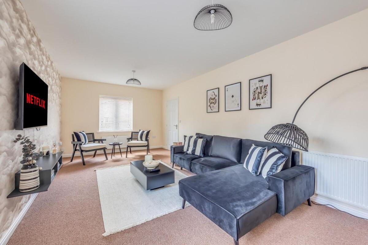 Detached House In Brooklands - Prime Location - Driveway Parking, Self-check-in, Fast Wifi And Smart Tv By Yoko